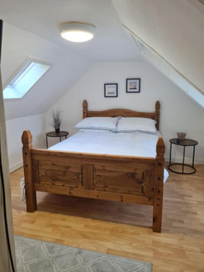 Fisherman Cottage - ideal for Trades and couples part of Langley Serviced Apartments Has outside steps